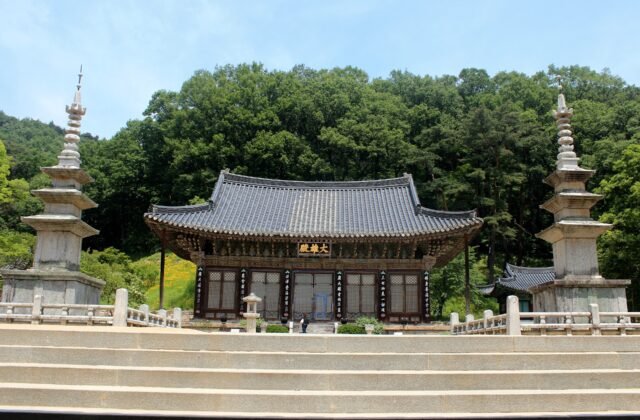 金泉直指寺大雄殿與前方雙石塔、黃嶽山背景