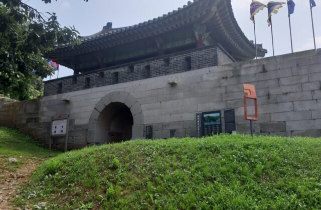 韓國京畿道金浦文殊山城城門與花崗岩城牆