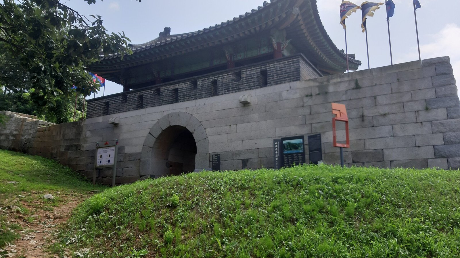 韓國京畿道金浦文殊山城城門與花崗岩城牆