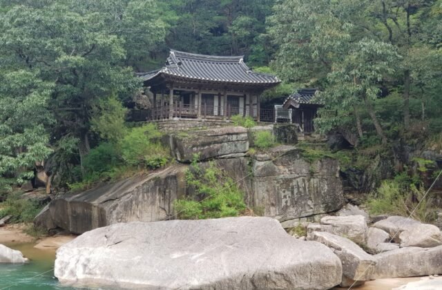 槐山華陽九曲巖棲齋，立於溪畔巨岩上的書齋、宋時烈隱居講學處