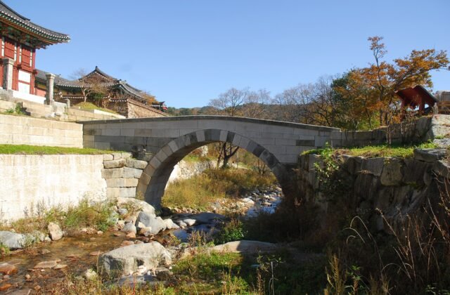 高城乾鳳寺的凌波橋，熬過韓戰的石造拱橋