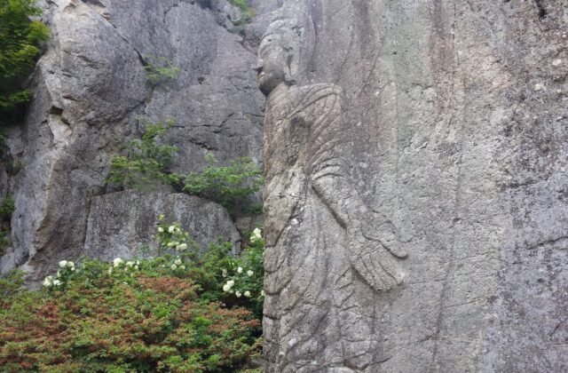 龜尾金烏山磨崖如來立像，刻於巨岩的立佛，寶物