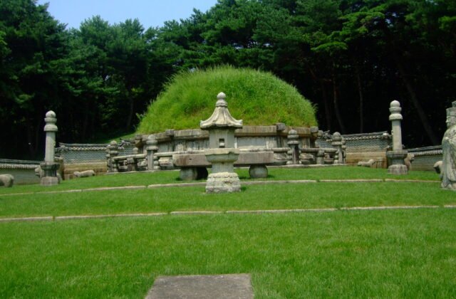 韓國京畿道九里市東九陵建元陵太祖李成桂王陵封墳與石物