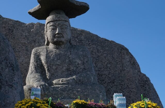 韓國慶北慶山팔공산관봉갓바위石造如來坐像頭頂平石花崗岩峰