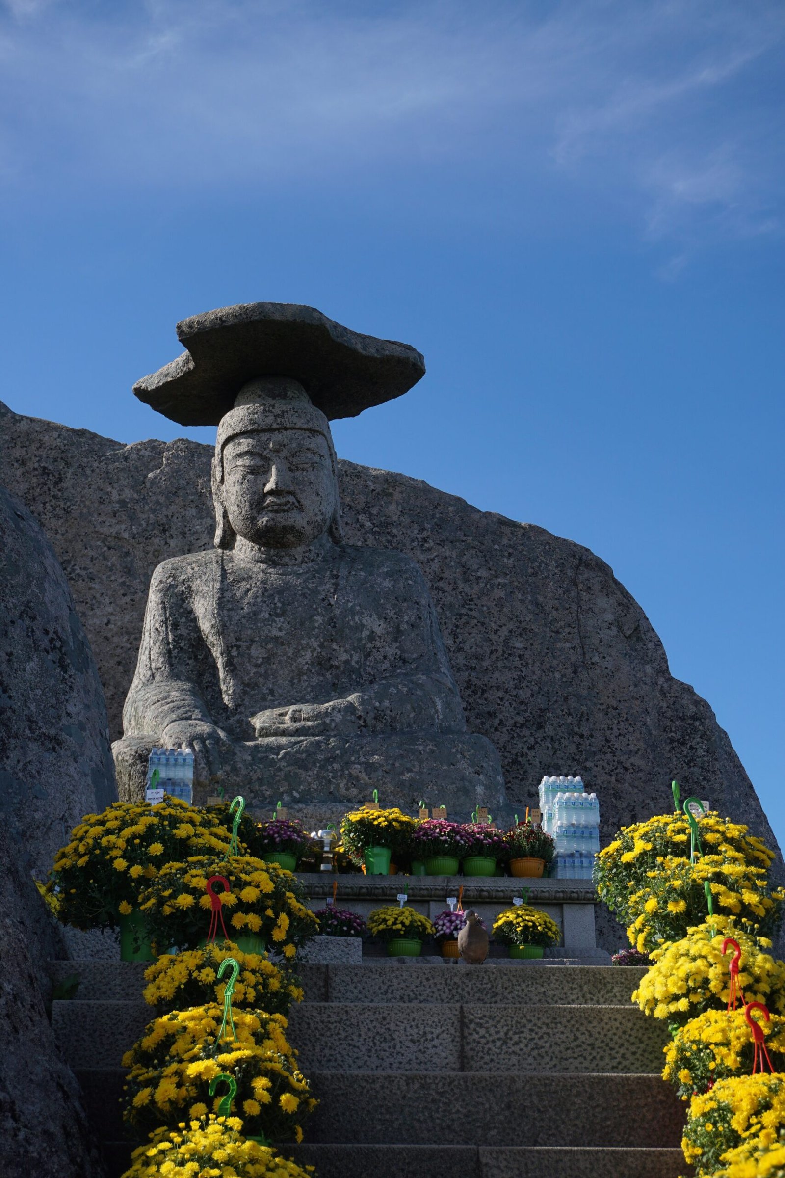 韓國慶北慶山팔공산관봉갓바위石造如來坐像頭頂平石花崗岩峰