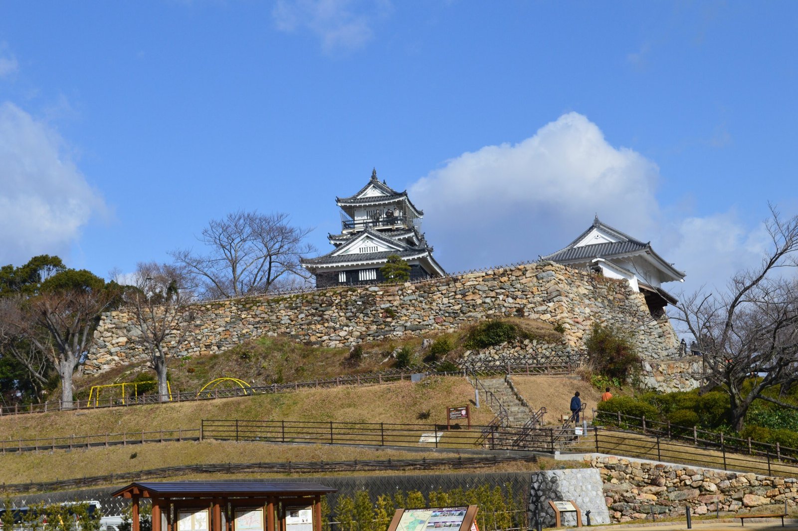 日本靜岡縣濱松城野面積石垣上的復興天守與天守門