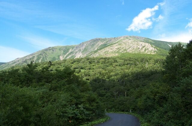 自岩手縣道 25 號望向早池峰山，山腰可見蛇紋岩的岩場