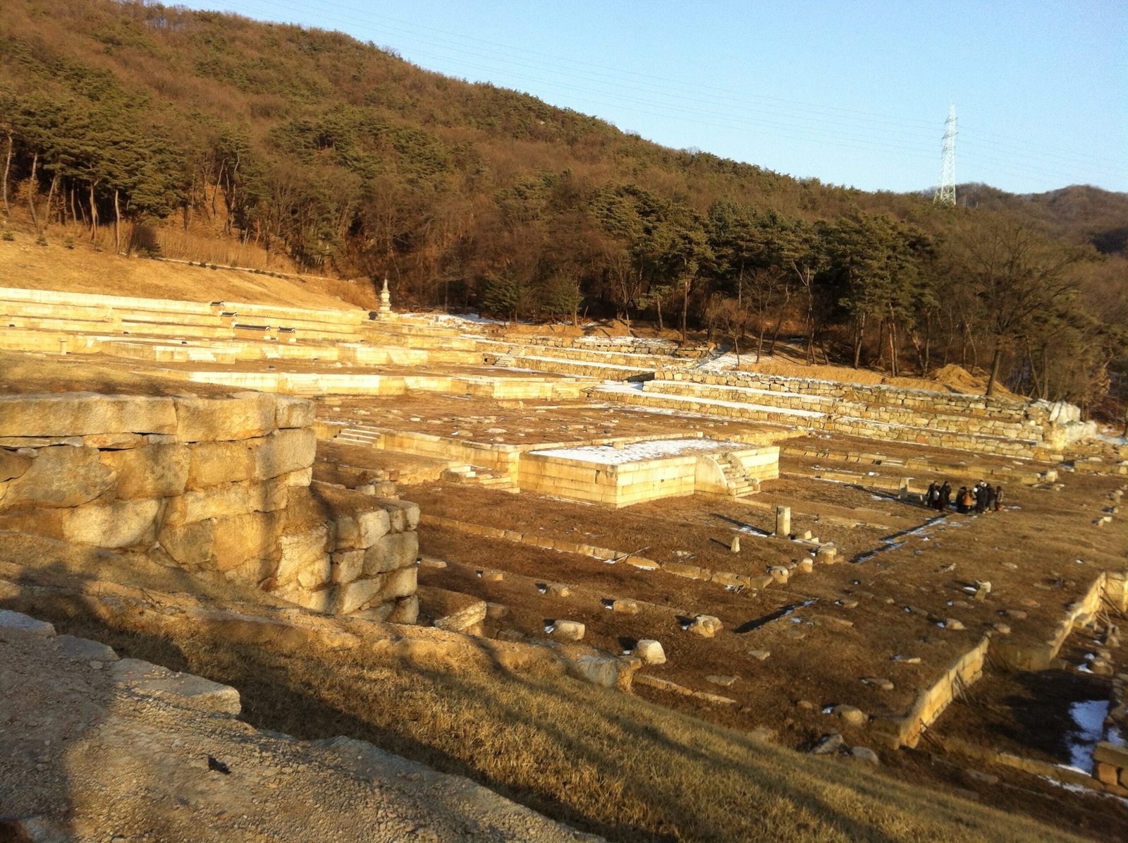 韓國京畿道楊州檜巖寺址沿山麓層層鋪展的大型石造遺構