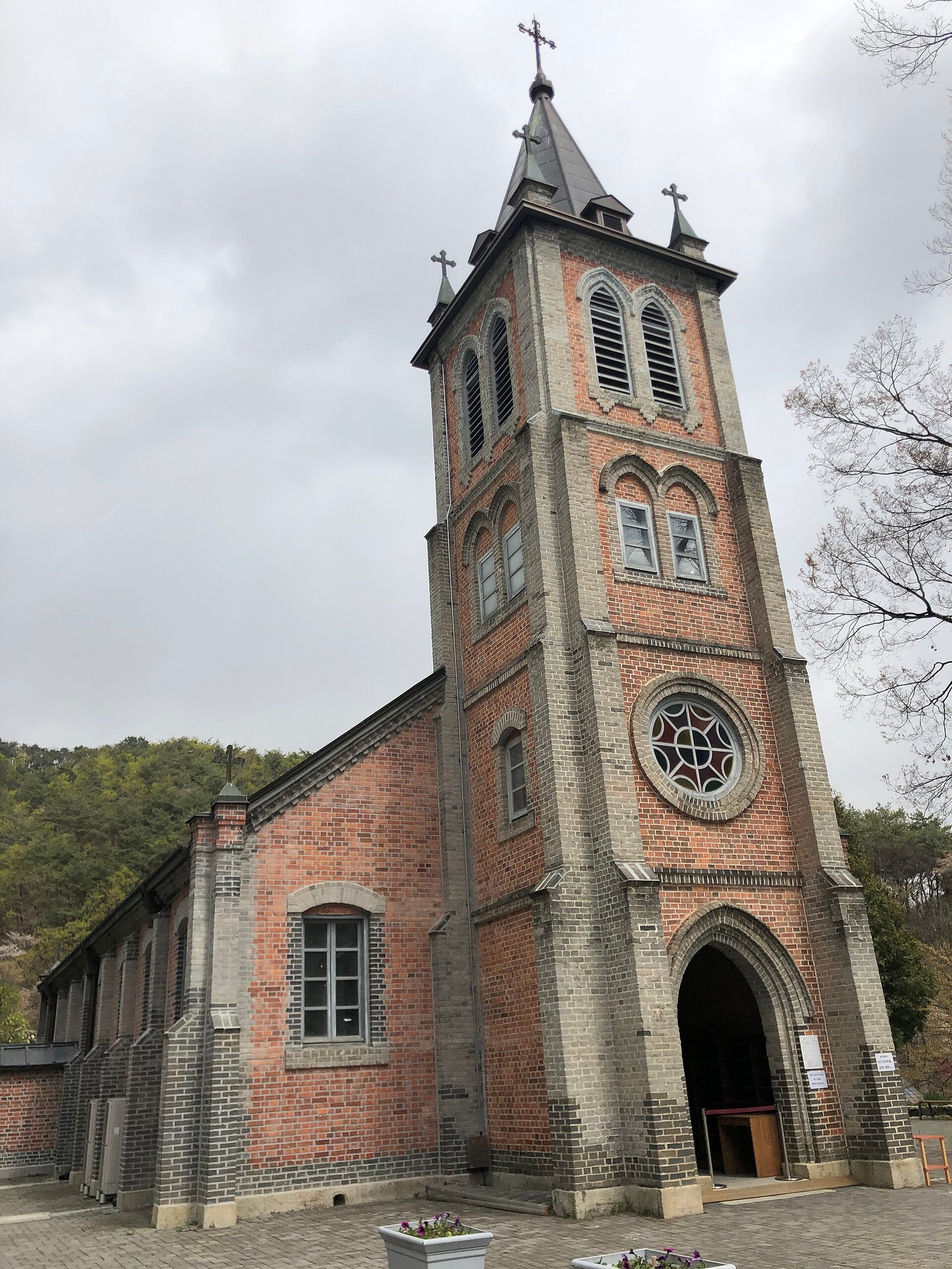 횡성 풍수원성당 붉은 벽돌 로마네스크 성당