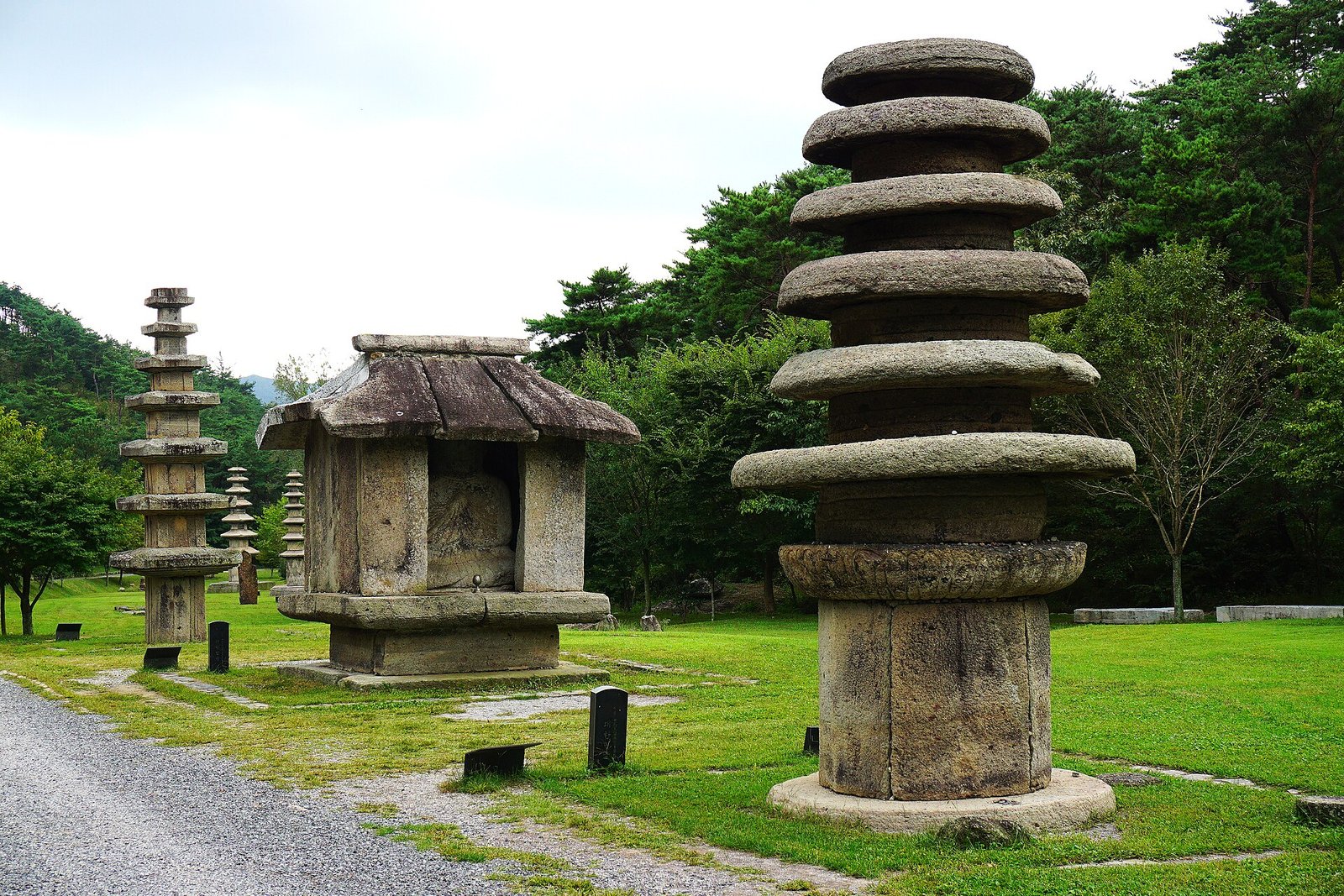 和順雲住寺址的圓形多層石塔、石造佛龕與九層石塔