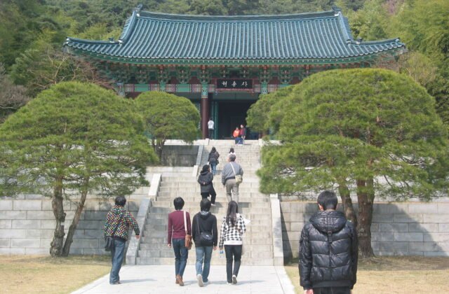 牙山顯忠祠，石階盡頭是供奉李舜臣的祠堂本殿，兩旁松柏參天