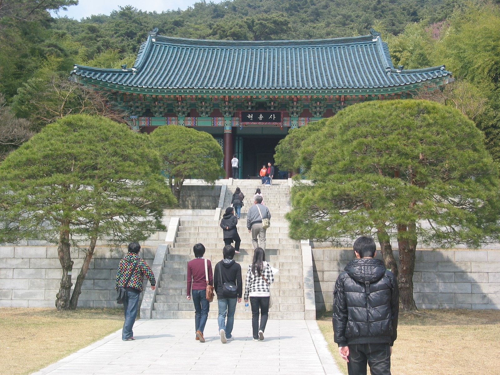 牙山顯忠祠，石階盡頭是供奉李舜臣的祠堂本殿，兩旁松柏參天