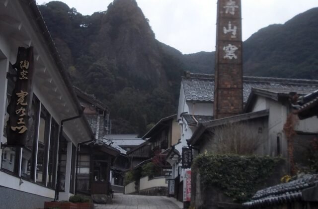 伊万里大川内山秘窯之里的石疊窯村街道與煙囪、屏風岩奇峰