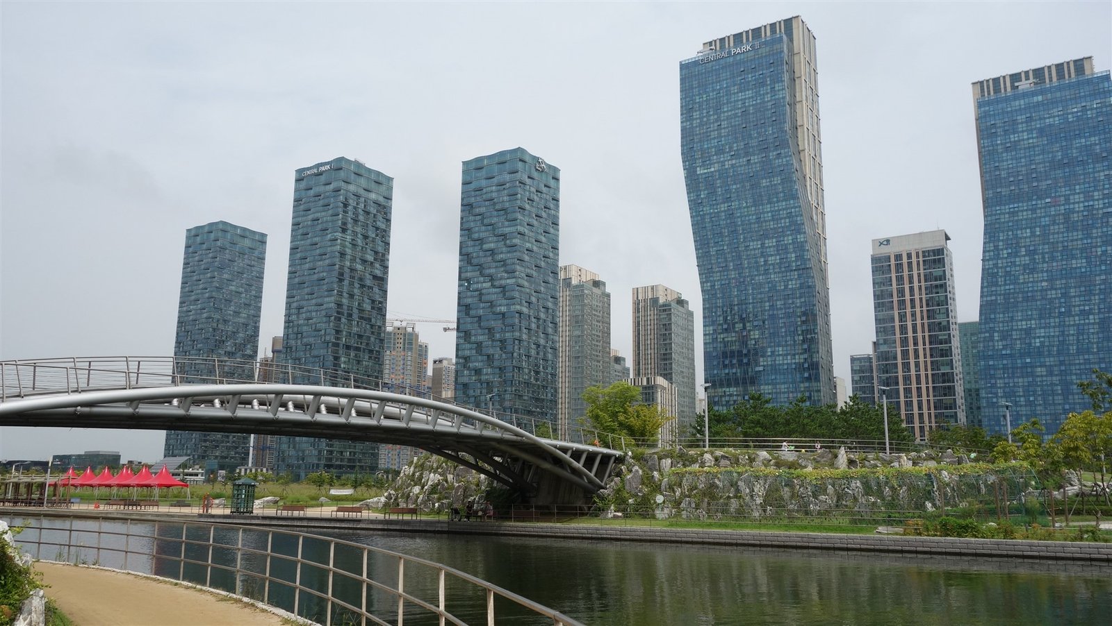 인천 송도 센트럴파크 다리와 마천루