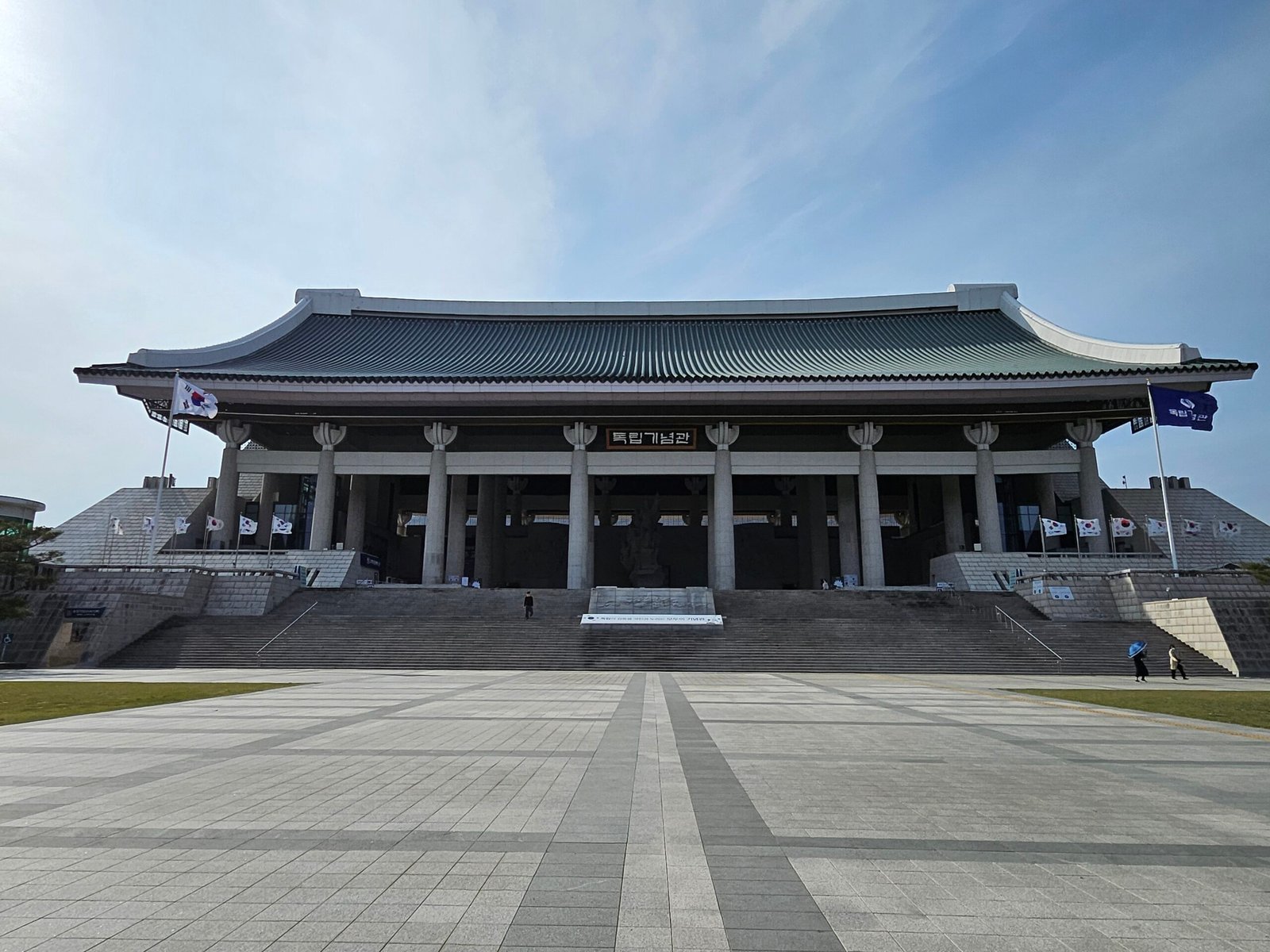 天安獨立紀念館的象徵建築「겨레의 집」，一座巨大的傳統瓦頂殿堂，前方是寬闊的廣場