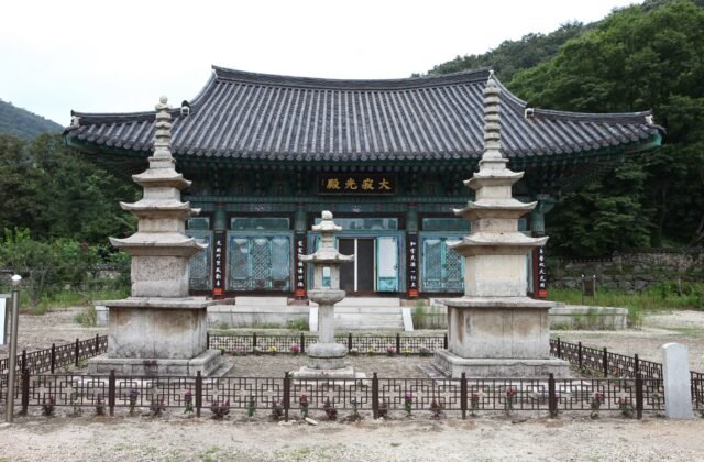 長興寶林寺大寂光殿前的國寶南北三層石塔與石燈