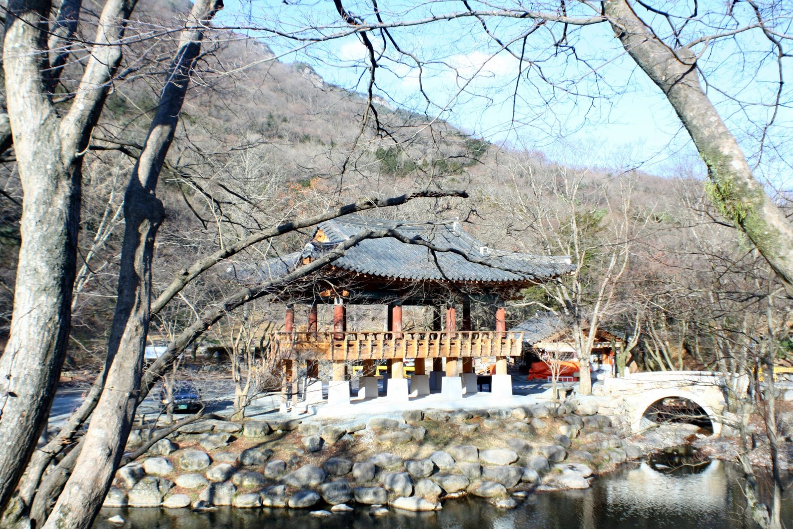 長城白羊寺雙溪樓涼亭與池畔石橋、白巖山