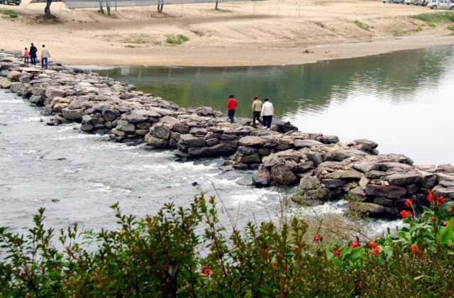 鎮川籠橋以扁石層疊而成、橫跨溪流的千年古石橋