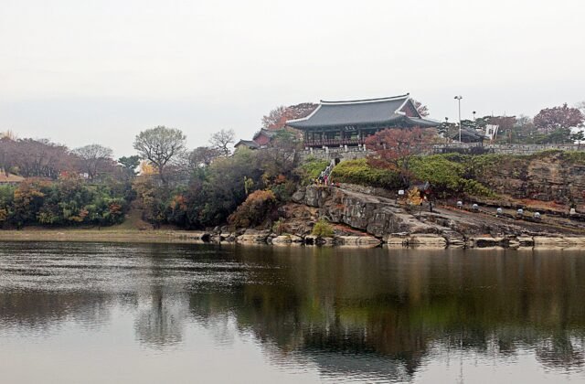 晉州矗石樓立於南江絕壁上、倒映江面、晉州城