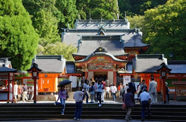 國寶霧島神宮朱紅色社殿與森林