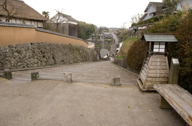 杵築三明治型城下町的酢屋之坂石疊坡道與土牆武家屋敷