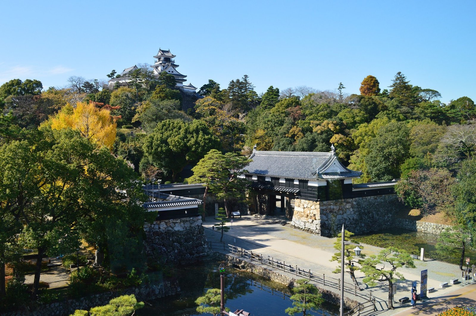 高知城現存天守與追手門的全景