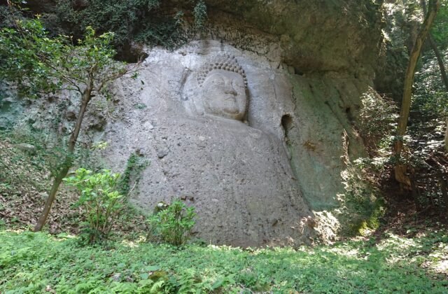 國東半島熊野磨崖佛，直接刻在山崖岩面上的巨大如來像，四周是綠意
