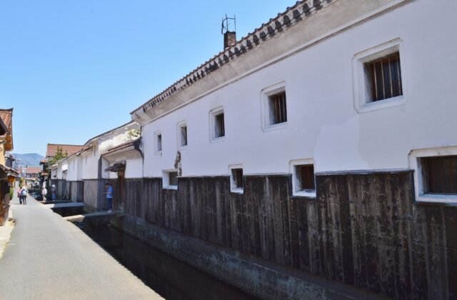 日本鳥取縣倉吉市白壁土藏群沿玉川的白壁黑瓦老街