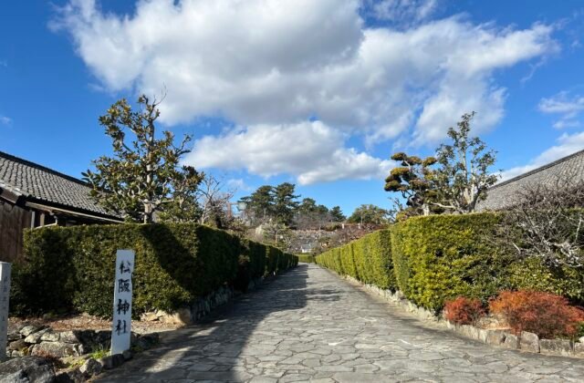 日本三重縣松阪市御城番屋敷石疊小路兩側槙垣與武家長屋、盡頭松坂城跡石垣