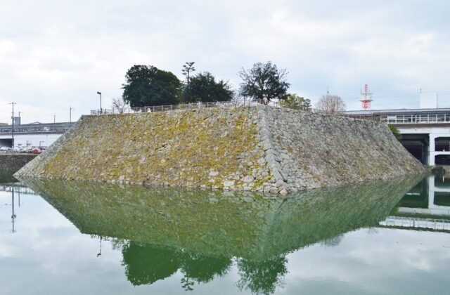 三原城の天守台と堀の水鏡