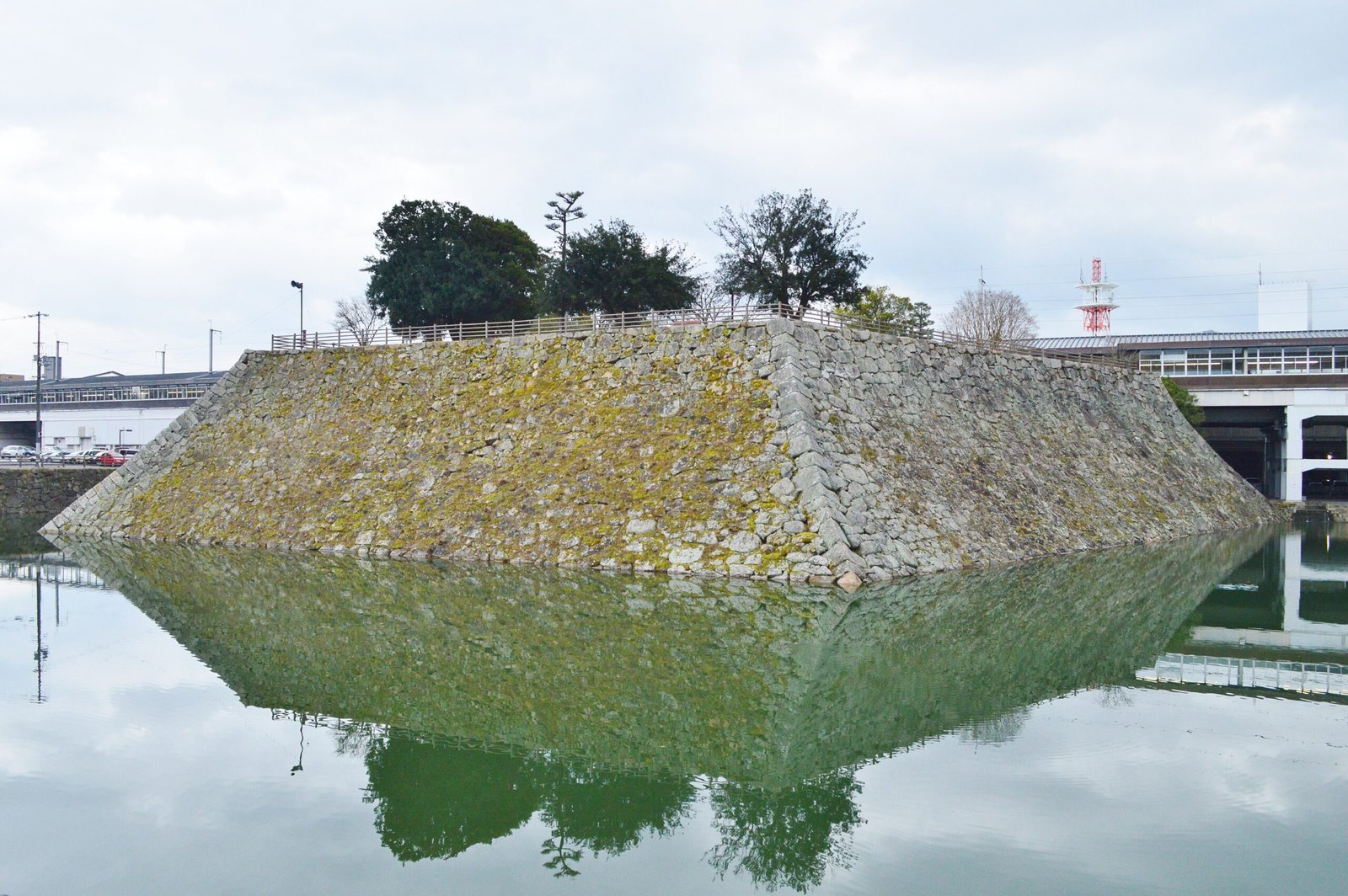 三原城の天守台と堀の水鏡