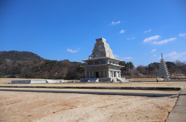益山彌勒寺址修復後的西塔（國寶第 11 號），廣闊的寺址上遠方另立一座復原的東塔