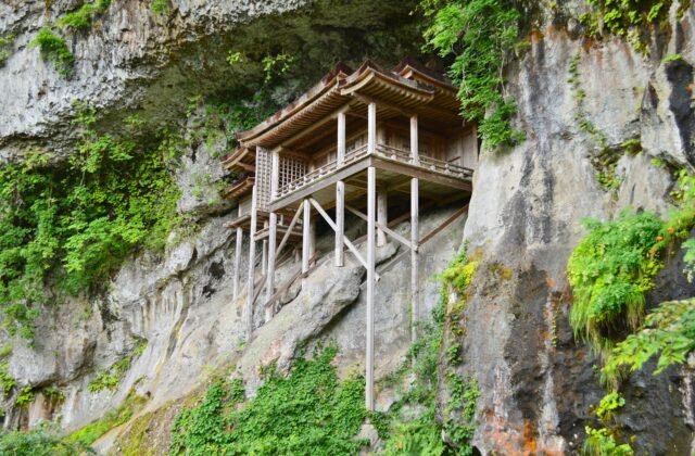 日本鳥取縣三朝町三徳山三佛寺奧院投入堂懸造建於斷崖