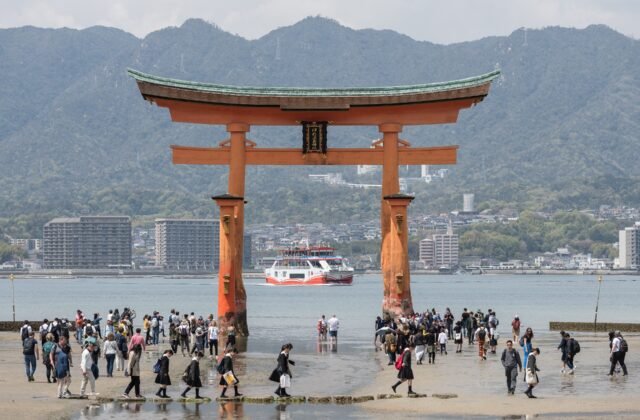 宮島嚴島神社朱紅大鳥居矗立於海中、世界遺產