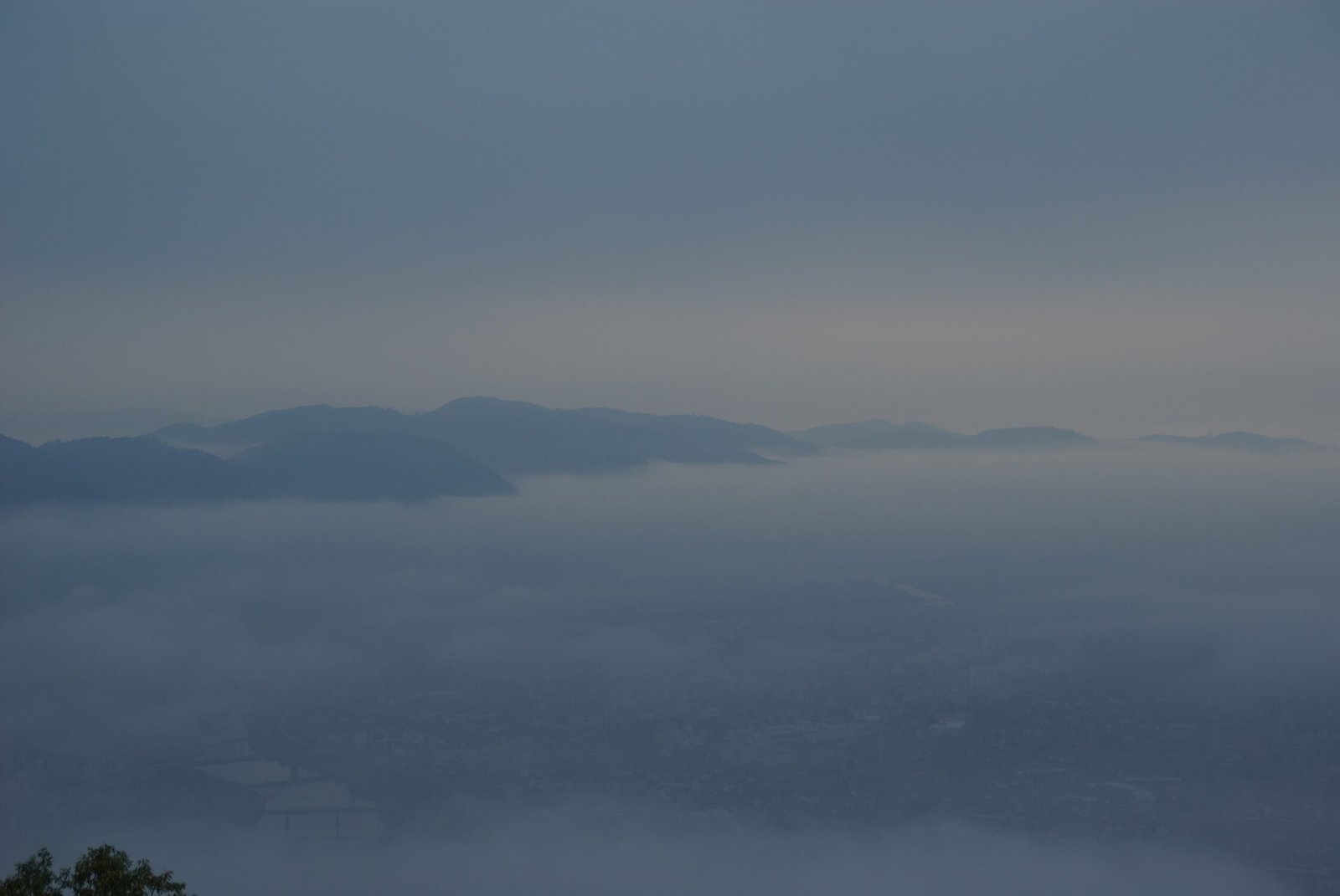 日本廣島縣三次市高谷山俯瞰霧之海雲海盆地