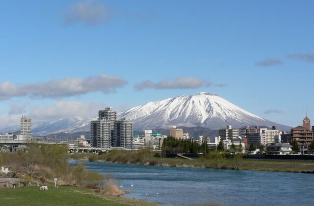 雪をいただく岩手山と盛岡市街・北上川