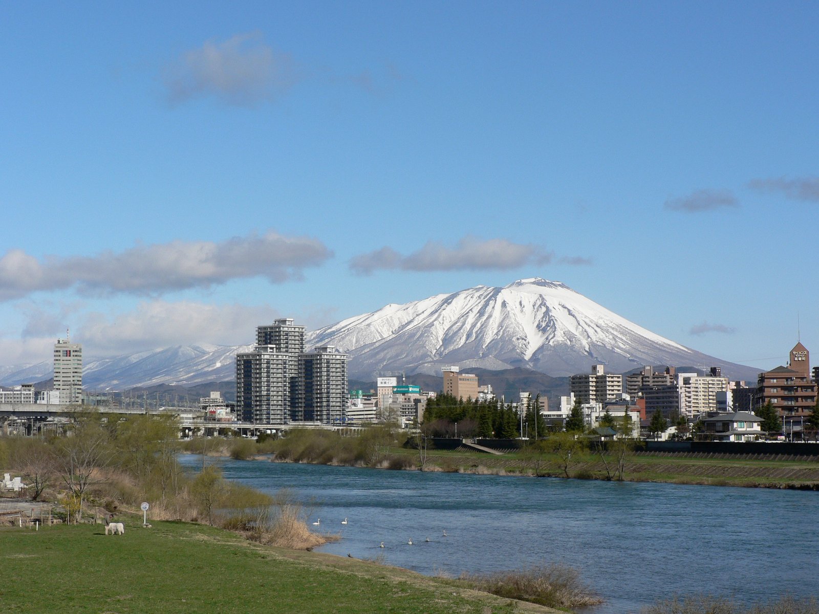 雪をいただく岩手山と盛岡市街・北上川