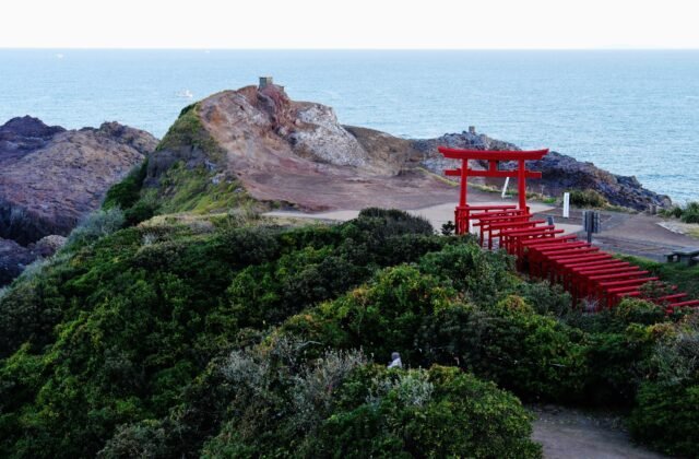 山口縣長門市元乃隅神社沿海岬綿延的紅色鳥居與日本海