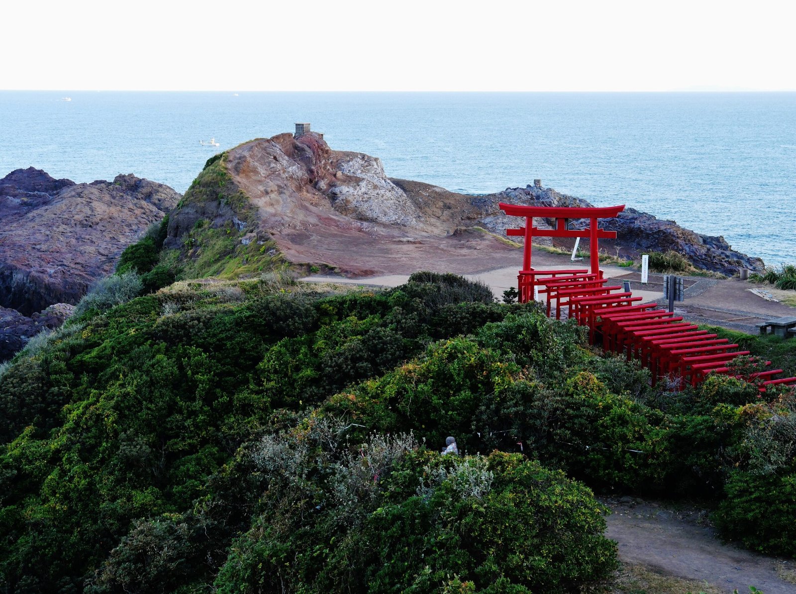 山口縣長門市元乃隅神社沿海岬綿延的紅色鳥居與日本海