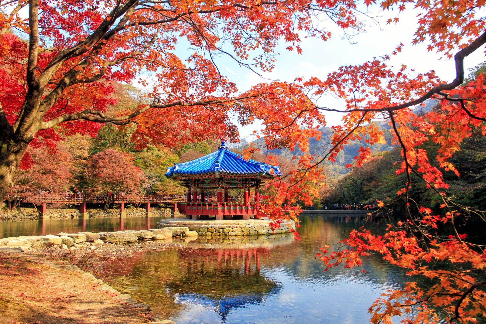 內藏山國立公園秋日紅葉與湖畔涼亭