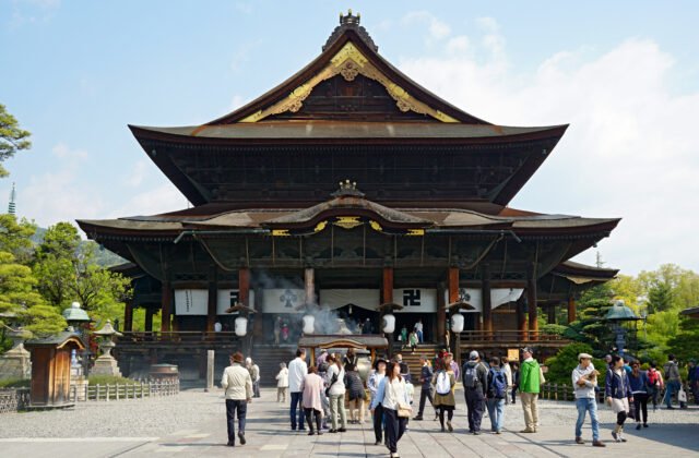 善光寺の国宝本堂と参拝者