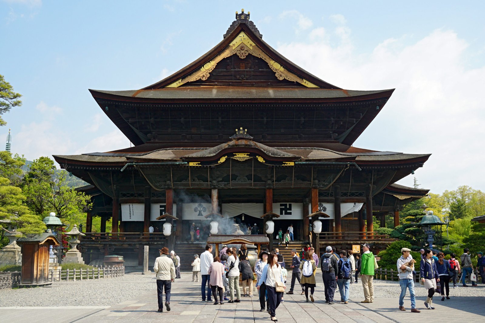 善光寺の国宝本堂と参拝者