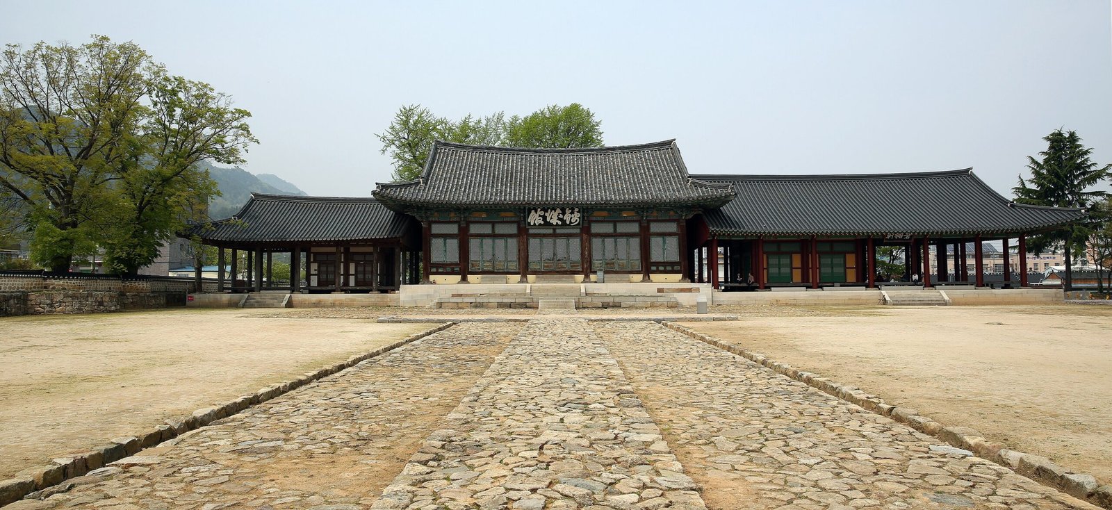 韓國全羅南道羅州邑城錦城館客舍傳統建築與石板參道