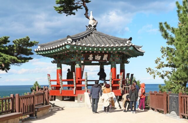 襄陽洛山寺義湘臺臨東海絕壁的六角亭與松
