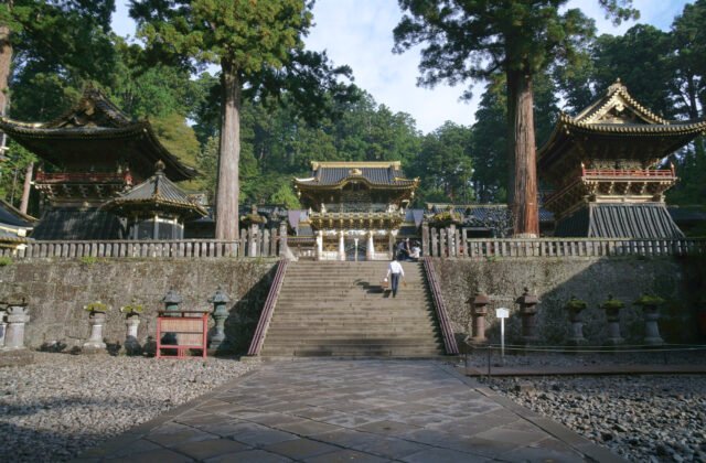 日光東照宮陽明門前的石階參道與杉並木