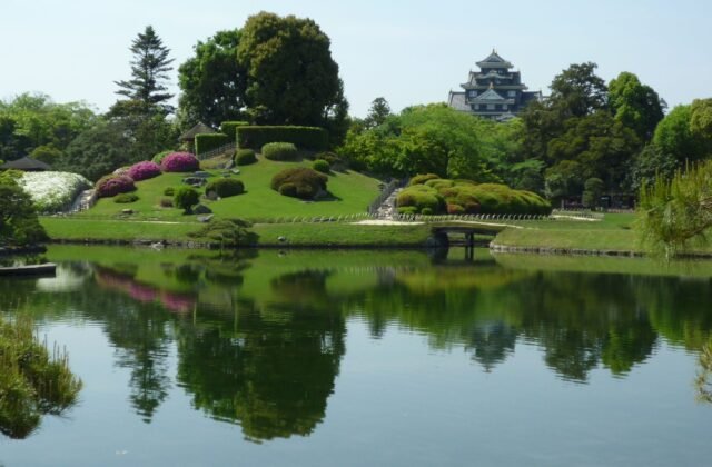 岡山後樂園沢の池與岡山城天守