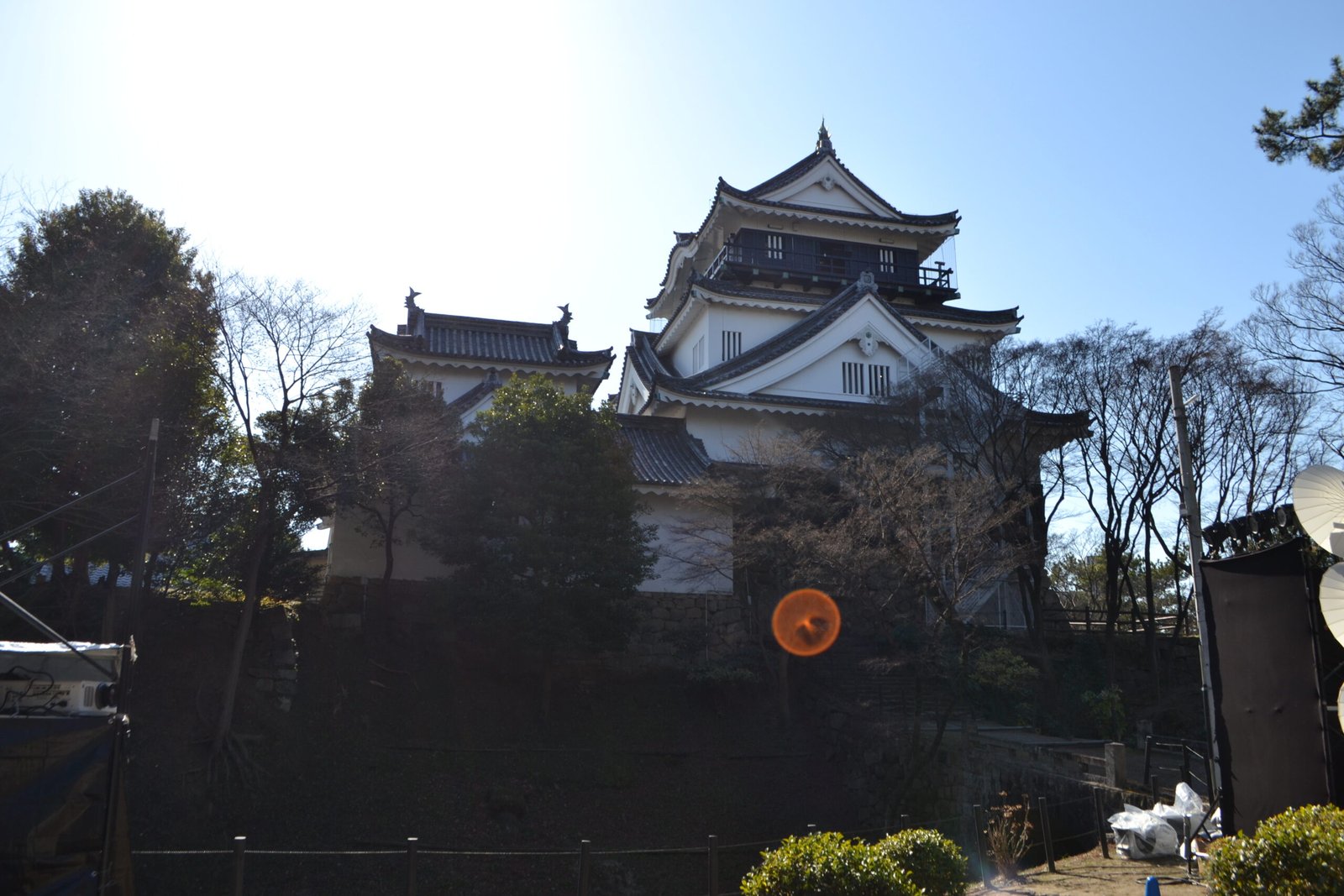 岡崎城の復興天守と青空