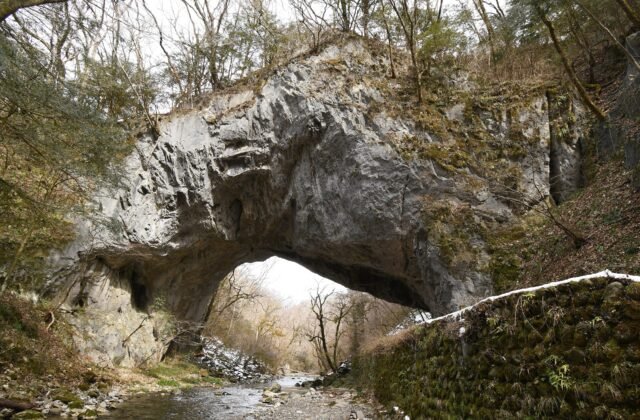 日本廣島縣帝釋峽雄橋天然石橋
