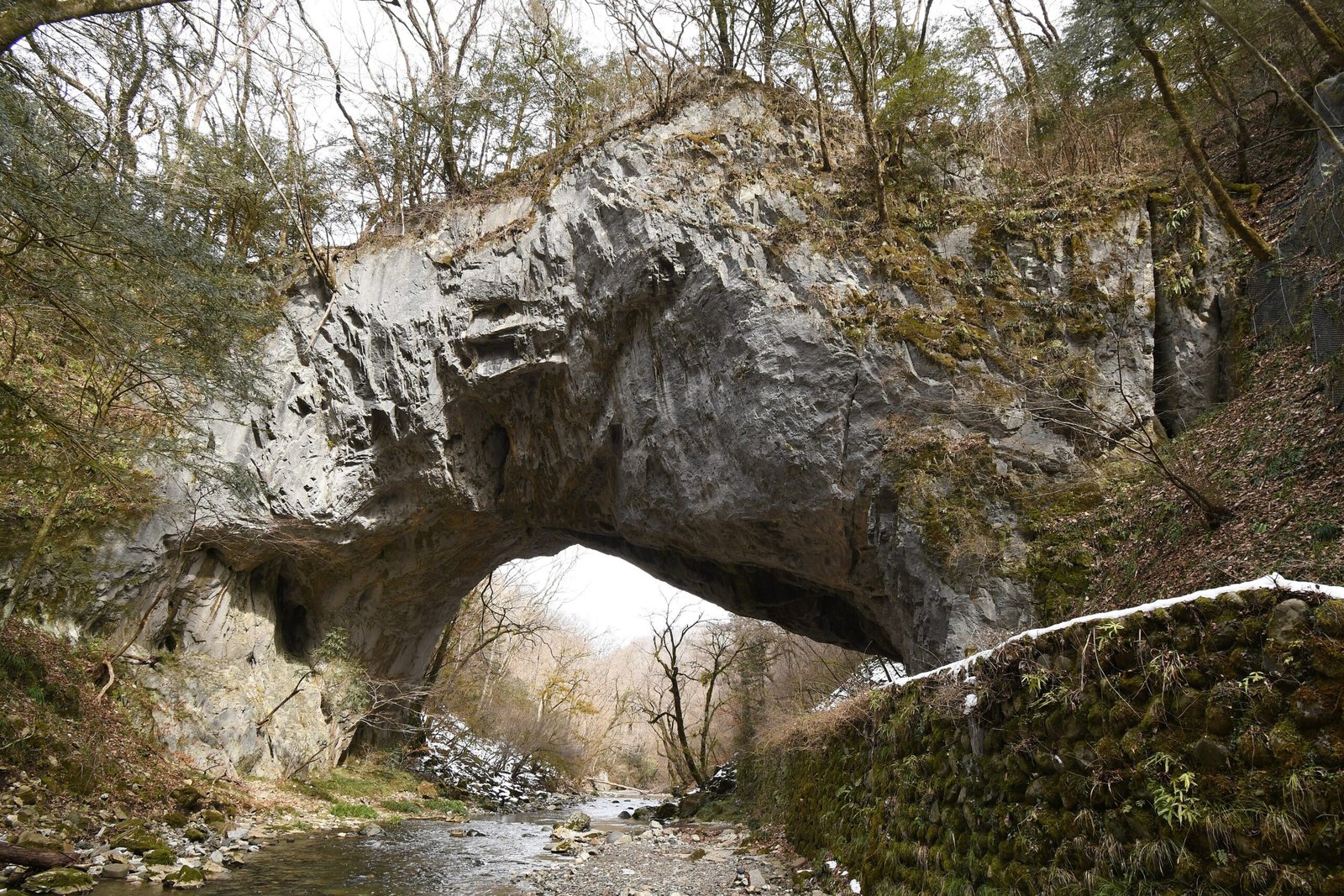 日本廣島縣帝釋峽雄橋巨大天然石橋