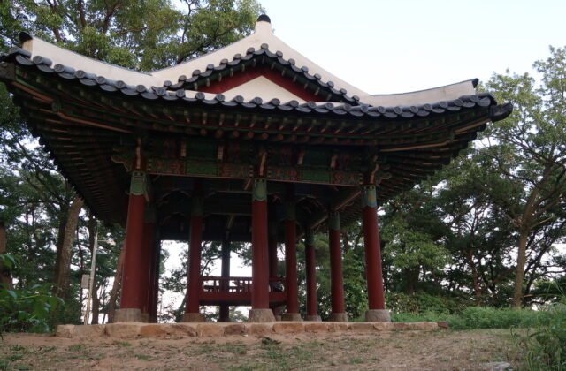 韓國京畿道烏山市獨山城世馬臺韓屋八作屋頂涼亭與松林